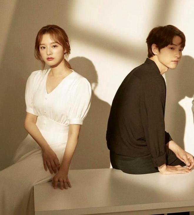 Song Joong Ki né đứng bên người tình tin đồn trong bộ ảnh mới-4