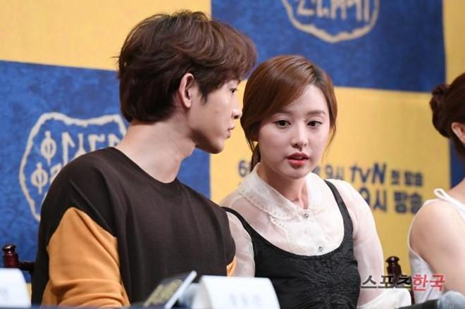 Song Joong Ki né đứng bên người tình tin đồn trong bộ ảnh mới-6