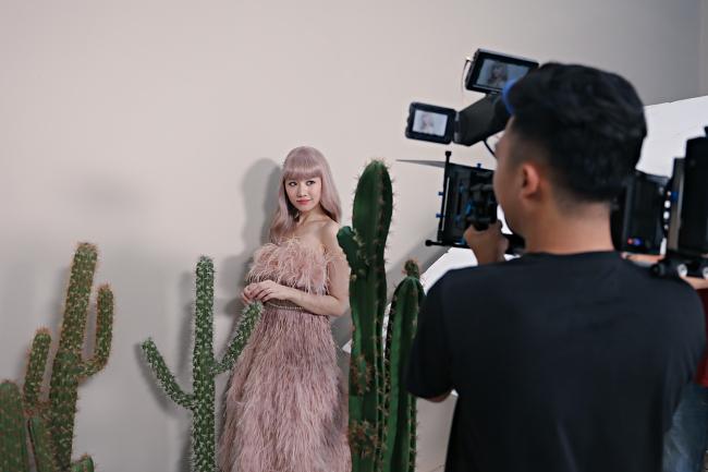 Chơi game show không thuộc nhạc vợ, Trấn Thành viết luôn lời cho Hari Won hát-3