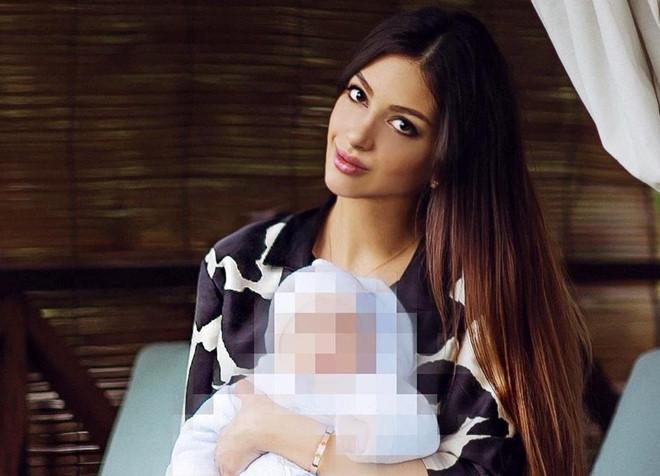 Hoa hậu Nga chật vật nuôi con sau khi ly hôn cựu vương Malaysia-1