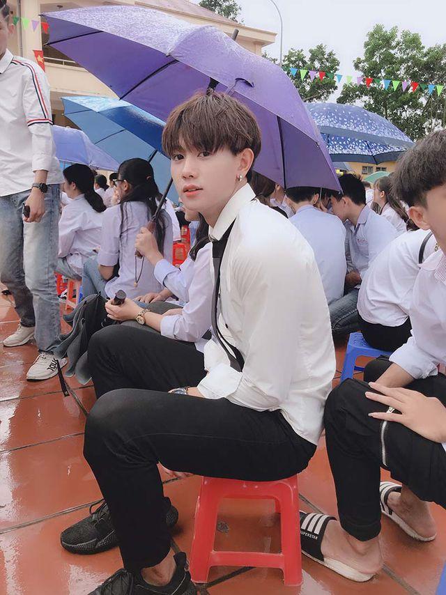 Chỉ với bức ảnh chụp vội dưới mưa, nam sinh Quảng Ninh bị lùng gấp danh tính vì đẹp chả kém idol Hàn-1