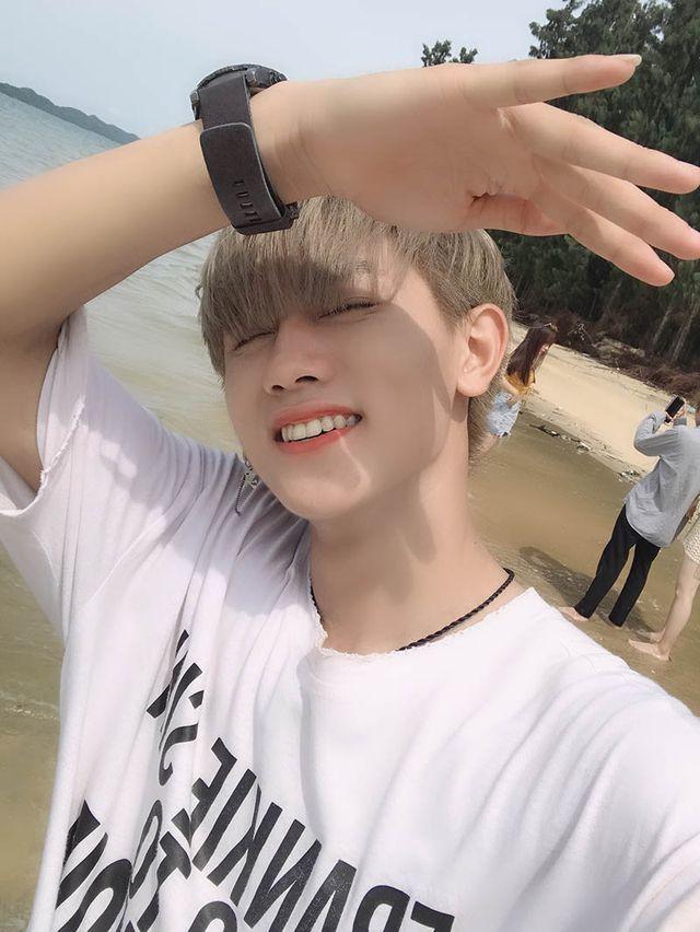 Chỉ với bức ảnh chụp vội dưới mưa, nam sinh Quảng Ninh bị lùng gấp danh tính vì đẹp chả kém idol Hàn-2