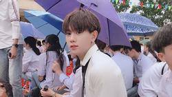 Chỉ với bức ảnh chụp vội dưới mưa, nam sinh Quảng Ninh bị lùng gấp danh tính vì đẹp chả kém idol Hàn