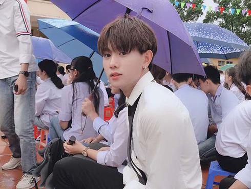 Chỉ với bức ảnh chụp vội dưới mưa, nam sinh Quảng Ninh bị lùng gấp danh tính vì đẹp chả kém idol Hàn