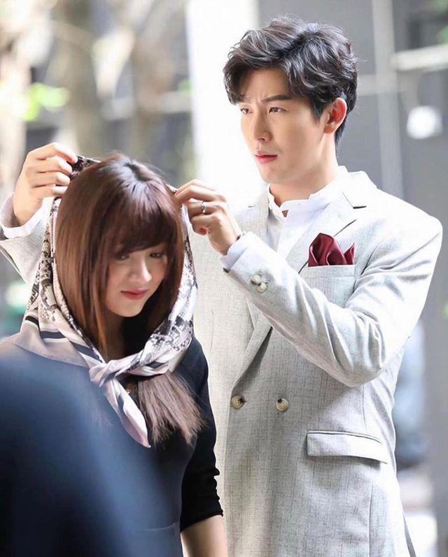 Bắt lỗi sai phim Chiếc lá cuốn bay: Nira đi ăn tiện tay cầm nhầm túi hiệu tiền tỷ-2