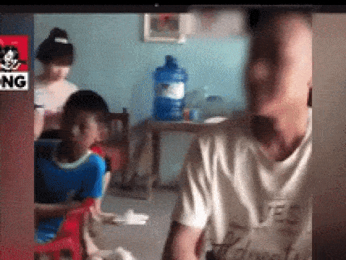 Clip: Nam thanh niên ở Vĩnh Phúc đến tận nhà tình cũ đòi quà, bố cô gái xòe tiền: Tôi trả anh 3 triệu, cầm rồi về đi-3