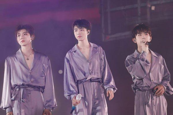 Nỗi ám ảnh anti fan, TFBOYS bị chiếu laze trong concert mừng 6 năm: Không phải lần đầu tiên!-1