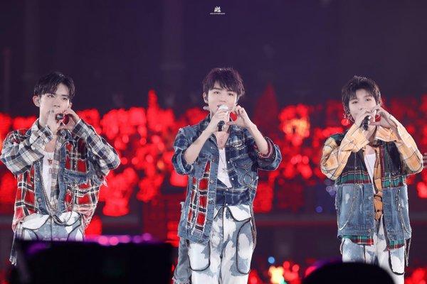 Nỗi ám ảnh anti fan, TFBOYS bị chiếu laze trong concert mừng 6 năm: Không phải lần đầu tiên!-2