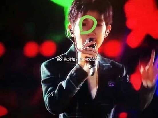 Nỗi ám ảnh anti fan, TFBOYS bị chiếu laze trong concert mừng 6 năm: Không phải lần đầu tiên!-4