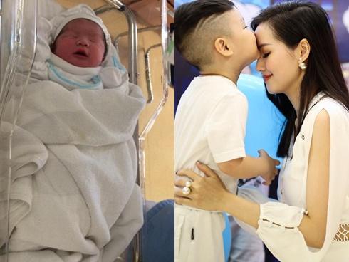 Mới ngày nào còn bé tí hon, quý tử út nhà Tâm Tít đã tròn 2 tuổi được bố mẹ tổ chức sinh nhật xịn sò hết nấc