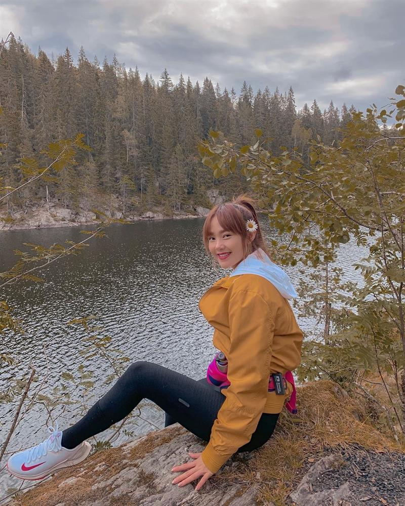 Dân tình khen ảnh thanh xuân mặc bra ren gợi cảm nhưng Minh Hằng vẫn chưa ưng ý về một điểm trên gương mặt mình-8