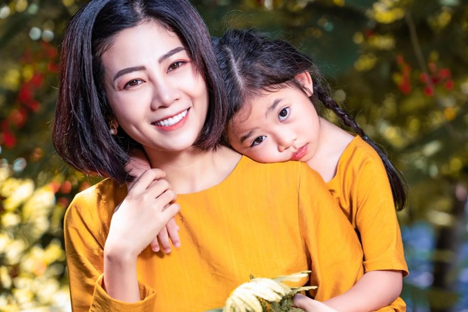 Giữa lúc điều trị ung thư phổi, diễn viên Mai Phương diện đồ đôi du lịch cùng cô con gái nhỏ Lavie-2