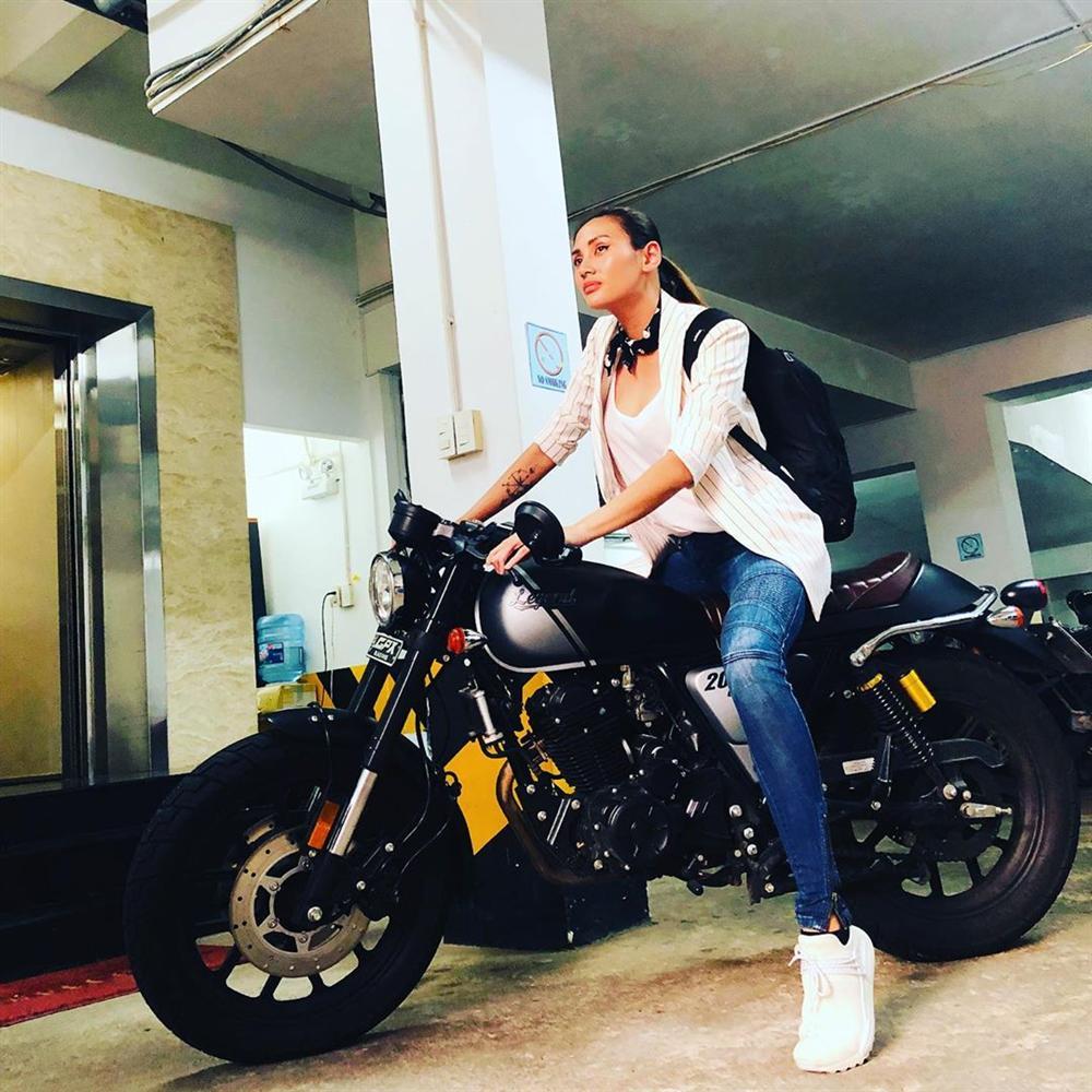 Hoa hậu Phạm Hương diện bikini khoe thân hình rực lửa giữa không gian riêng tư-11