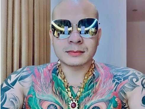 Clip: Xe bồn mất lái, húc bay ô tô 4 chỗ, cuốn xe đạp điện vào gầm và phút cuối không tin nổi của người đi xe đạp điện-5