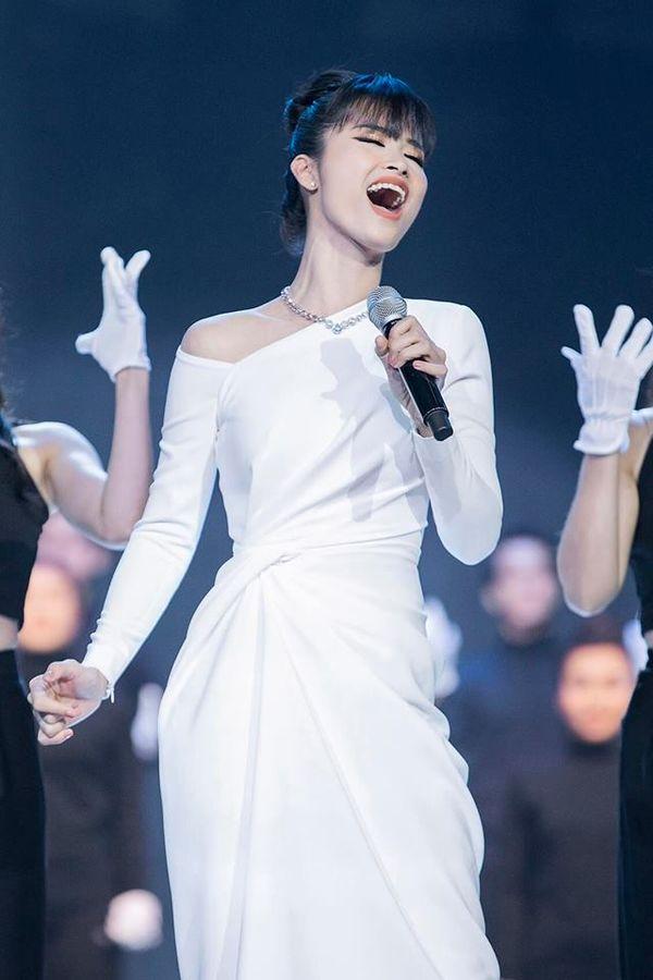 Chỉ mới lộ vài tấm ảnh chụp vội, dân tình đã phát sốt dự đoán váy cưới Đông Nhi-7