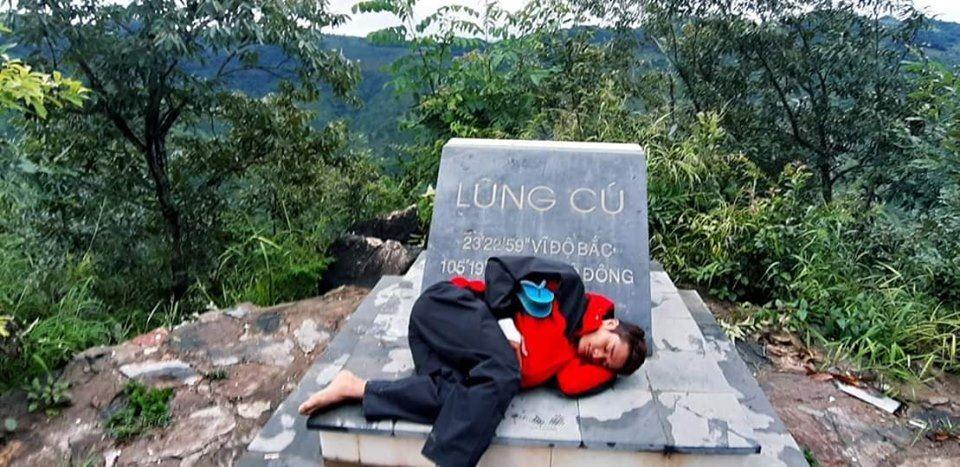 Hài hước 1001 tư thế ngủ khó đỡ của hội phượt thủ trên đường vì... quá mệt-6