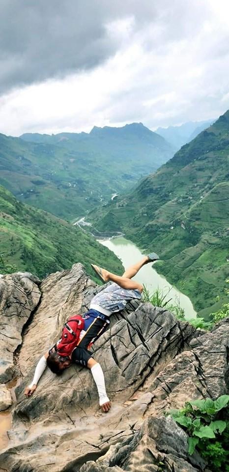 Hài hước 1001 tư thế ngủ khó đỡ của hội phượt thủ trên đường vì... quá mệt-7