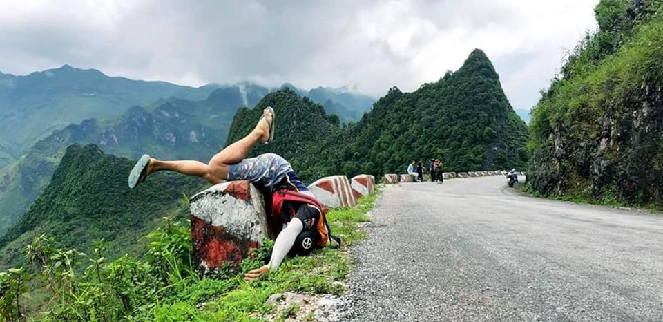 Hài hước 1001 tư thế ngủ khó đỡ của hội phượt thủ trên đường vì... quá mệt-9