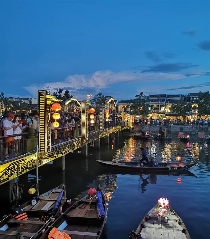 Hoa hậu Hoàn vũ bất ngờ diện áo dài nền nã, khoe nhan sắc xinh đẹp giữa phố cổ Hội An-3