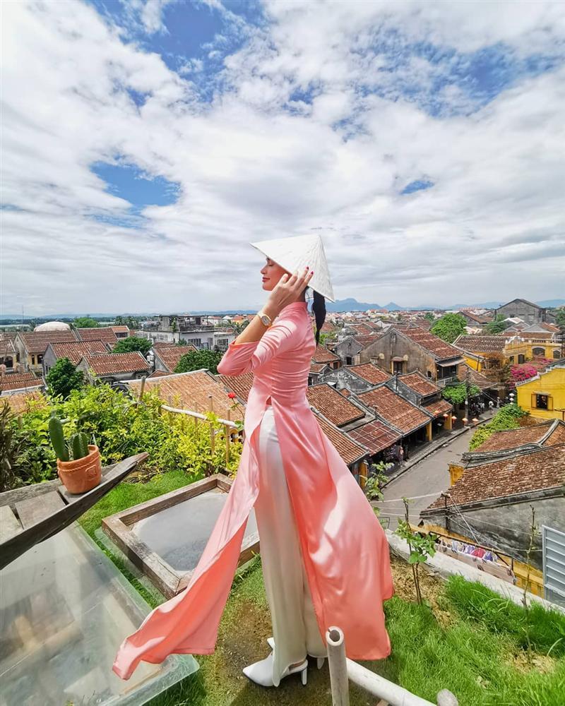 Hoa hậu Hoàn vũ bất ngờ diện áo dài nền nã, khoe nhan sắc xinh đẹp giữa phố cổ Hội An-5