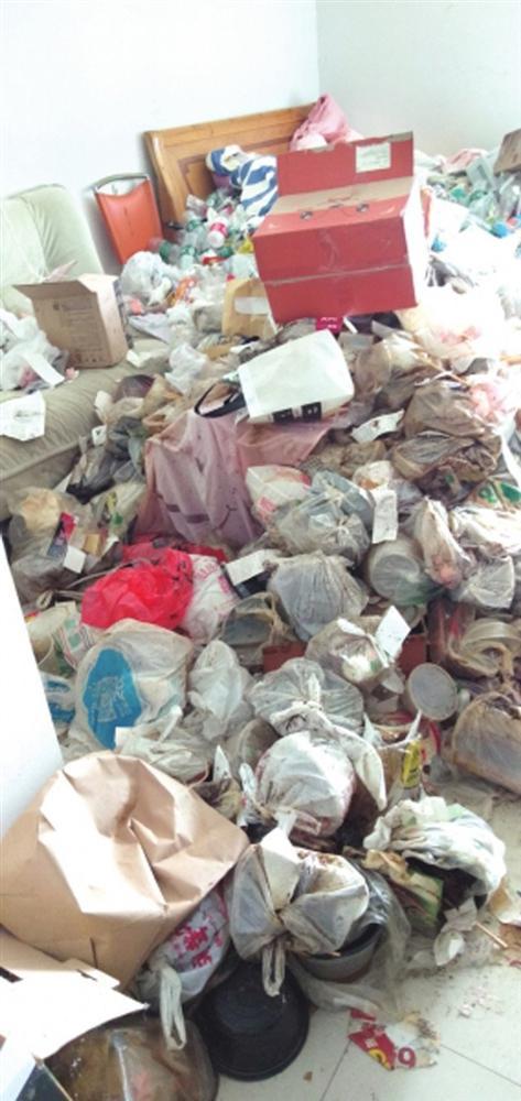 Cho gái xinh thuê trọ hơn 1 năm, chủ nhà hết hồn khi nhận phòng về là bãi rác siêu to khổng lồ-1