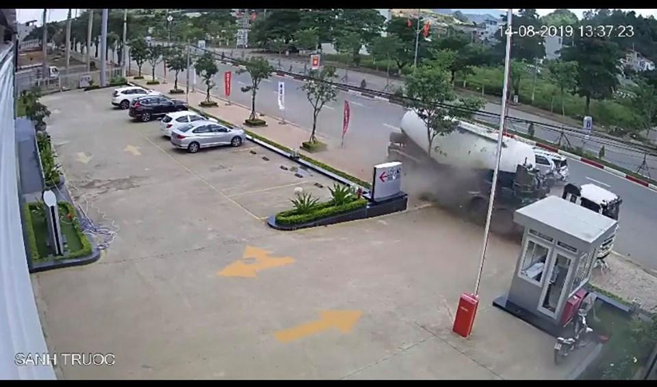 Clip: Xe bồn mất lái, húc bay ô tô 4 chỗ, cuốn xe đạp điện vào gầm và phút cuối không tin nổi của người đi xe đạp điện-2