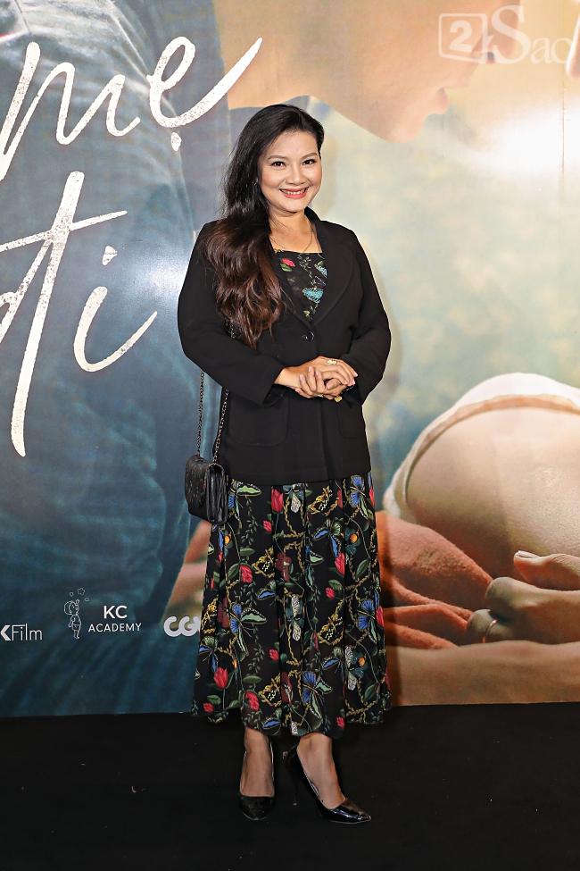 Không nói về chuyện ly hôn, Hồng Đào tươi tắn bên hai con trai trong ngày ra mắt phim-7