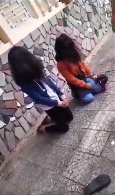 Xôn xao clip 2 nữ sinh Quảng Ngãi bị bạn bắt quỳ gối, đánh không trượt phát nào vì lý do đặc biệt-3