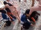 Xôn xao clip 2 nữ sinh Quảng Ngãi bị bạn bắt quỳ gối, đánh không trượt phát nào vì lý do đặc biệt