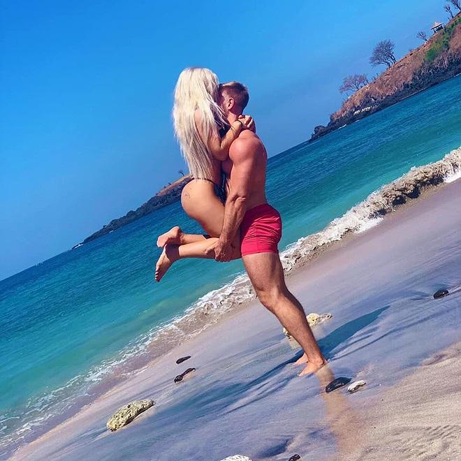 Người mẫu nổi tiếng bị chỉ trích dữ dội vì lấy nước suối thiêng rửa... vòng 3-3