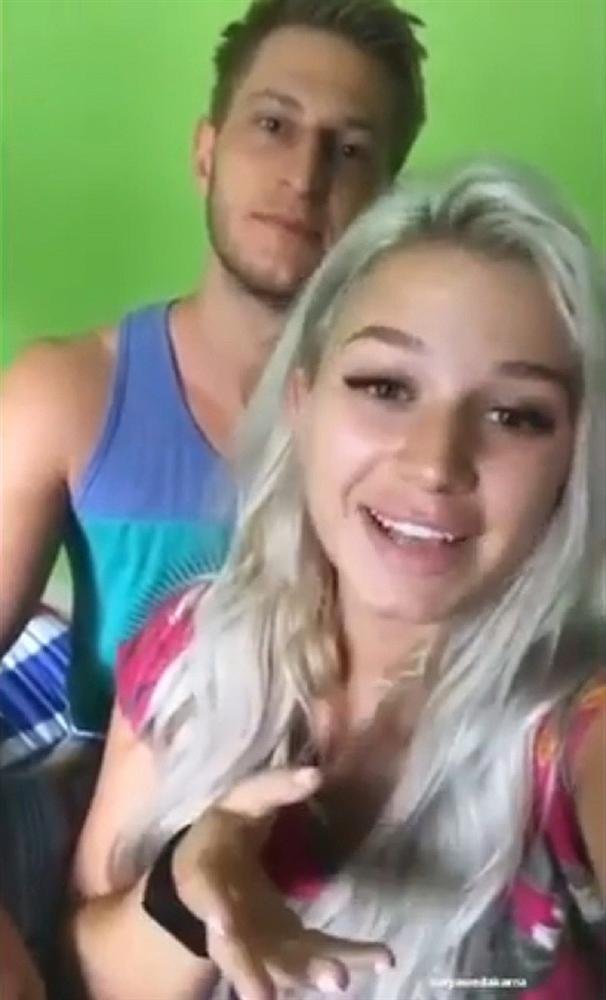 Người mẫu nổi tiếng bị chỉ trích dữ dội vì lấy nước suối thiêng rửa... vòng 3-4