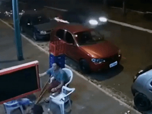 Cãi vã, võ sĩ MMA hạ gục 2 người đàn ông ngay trên phố ở Cyprus-1