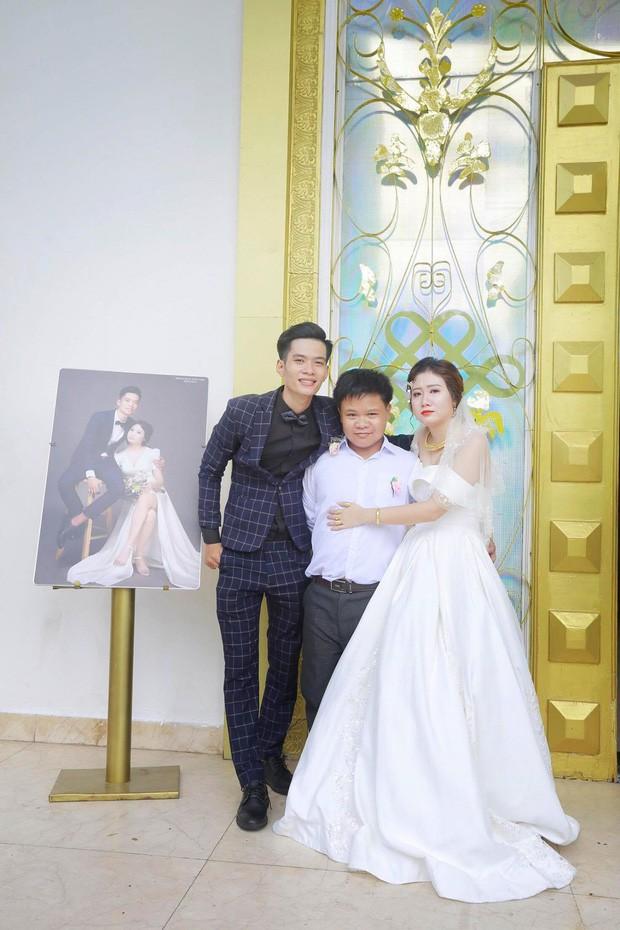 Nghẹn lòng em trai nhỏ nuôi gà bán lấy tiền mua quà tặng chị nhân ngày cưới-3