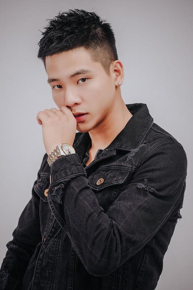 Đã đẹp trai lại thả thính thành thần thế này, bảo sao Quân A.P được hội chị em ưu ái hơn hẳn Jack-2