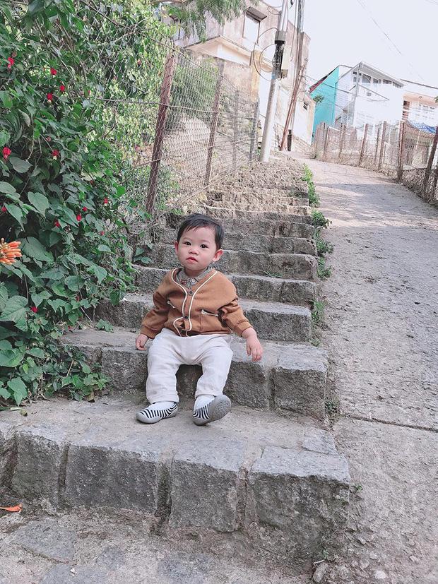 Bộ ảnh check in ở Đà Lạt không chỉ hot mà biểu cảm của em bé này lại càng khiến người khác thích thú-4