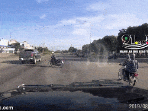 Clip: Cậu bé chấp nhận đi ăn xin từng đồng để... hy sinh vì đam mê-2