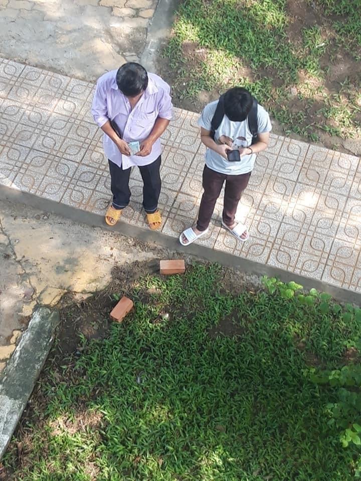 Cảm động hình ảnh cha đếm từng đồng tiền đưa con ngày nhập học-1