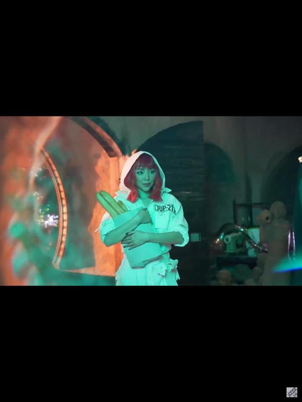 Rò rỉ hình ảnh trong MV mới của Tóc Tiên, cư dân mạng soi loạt điểm giống với MV của Britney Spears-1