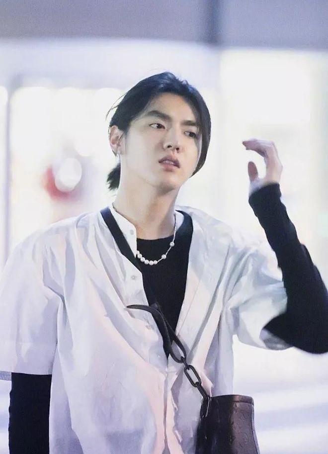 Ngô Diệc Phàm luôn đeo vòng cổ ngọc trai từ khi theo style nữ tính-2