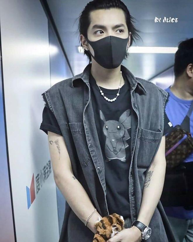 Ngô Diệc Phàm luôn đeo vòng cổ ngọc trai từ khi theo style nữ tính-3