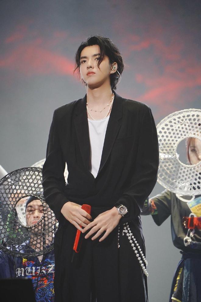 Ngô Diệc Phàm luôn đeo vòng cổ ngọc trai từ khi theo style nữ tính-4