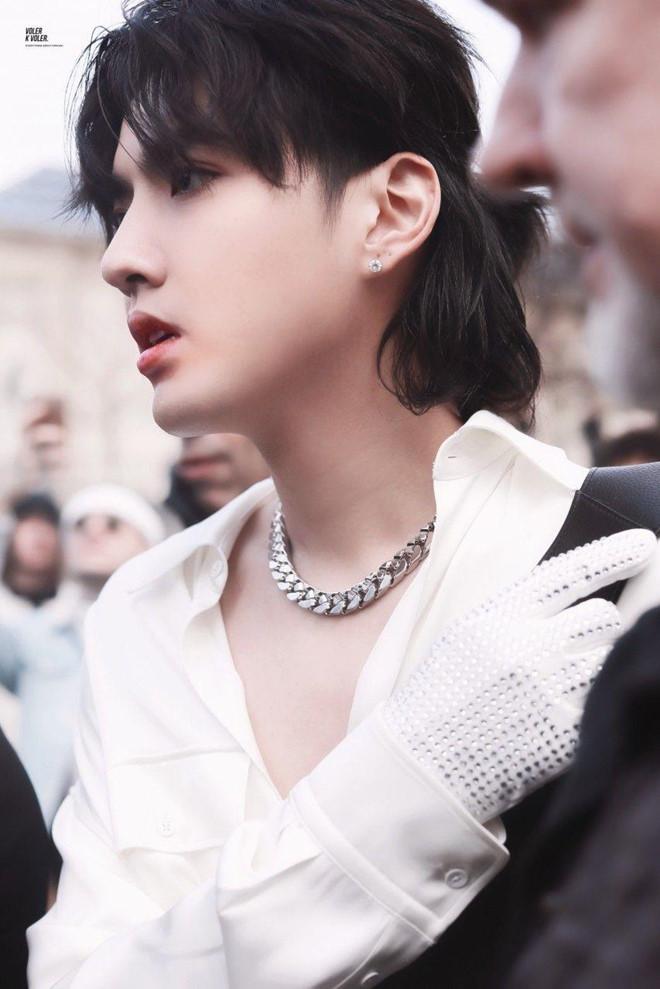 Ngô Diệc Phàm luôn đeo vòng cổ ngọc trai từ khi theo style nữ tính-9