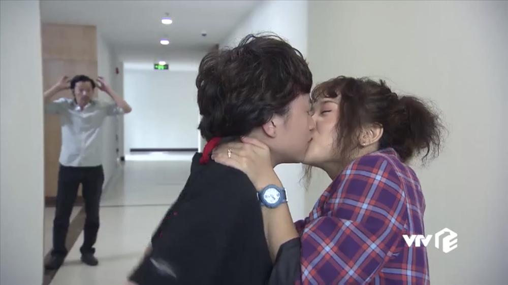 Hậu trường cảnh hôn đồng tính của Ánh Dương trong Về Nhà Đi Con-1