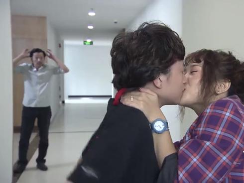 Hậu trường cảnh hôn đồng tính của Ánh Dương trong 'Về Nhà Đi Con'