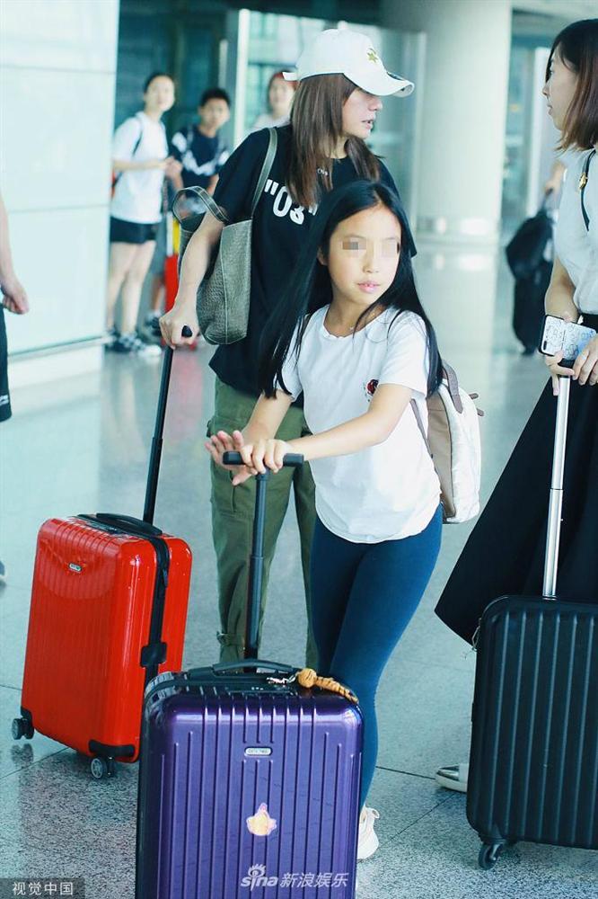 Triệu Vy xuất hiện công khai cùng con gái, gương mặt lộ rõ dấu hiệu tuổi tác-4