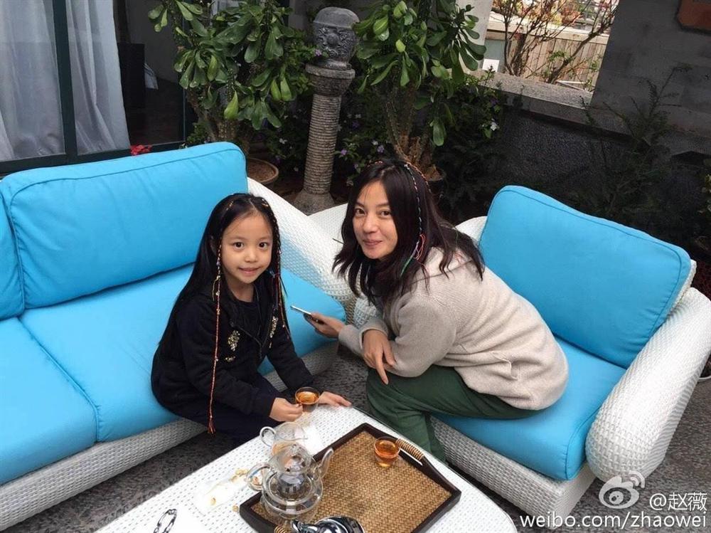 Triệu Vy xuất hiện công khai cùng con gái, gương mặt lộ rõ dấu hiệu tuổi tác-9