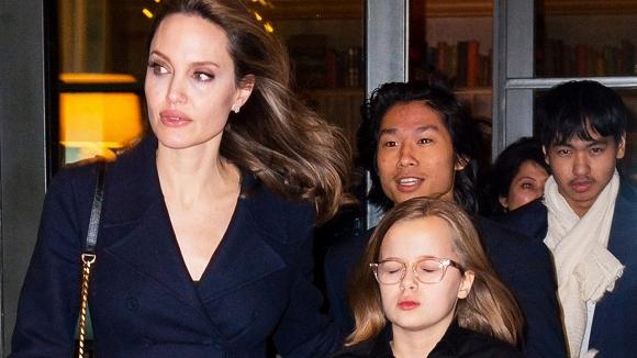 Giàu nứt đố đổ vách nhưng Angelina Jolie lại bắt các con phải mặc quần áo và ăn đồ rẻ tiền?-1