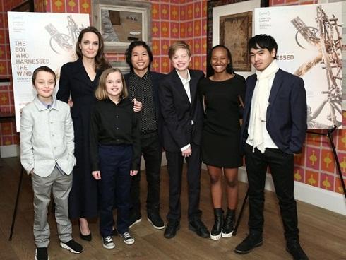 Mẹ con Angelina Jolie gây náo loạn trường Đại học hàng đầu tại Hàn Quốc-7