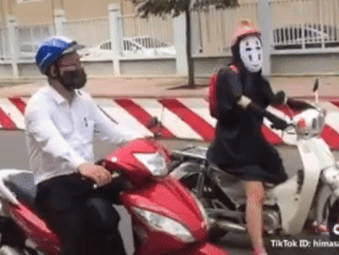 Diện style độc lạ như người ngoài hành tinh đi học, nữ sinh khiến người đi đường hết hồn khi nhìn vào mặt