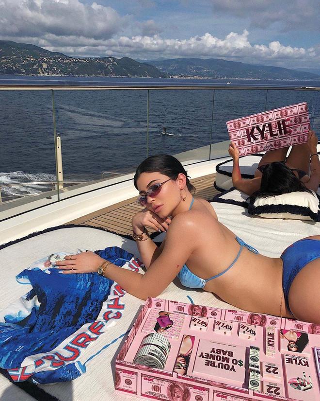 Tỷ phú Kylie Jenner mặc toàn hàng hiệu, khoe thân triệt để đón tuổi 22-5
